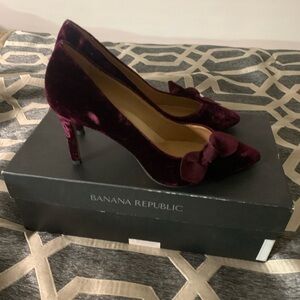 Banana Republic Madison-V heels, size 6